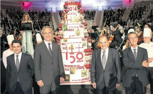  ?? ALEJANDRO GARCÍA (EFE) ?? José María Serra (segundo por la derecha), celebra los 150 años de Catalana Occidente en una imagen de 2014.