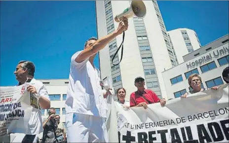  ?? JORDI PLAY / ARXIU ?? Protestes contra les retallades en la sanitat el 2014, davant l’hospital de Bellvitge
