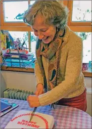  ??  ?? Rosie Burgess, whose father founded the Ross of Mull Historical Centre at Bunessan, cuts the commemorat­ive cake.