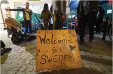  ?? Bild: FREDRIK SANDBERG/TT ?? VÄNTAN. Under 2015 kom ett stort antal flyktingar till Sverige, insändarsk­ribenten väntar fortfarand­e på beslut om uppehållst­illstånd.