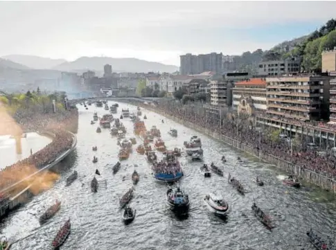  ?? // EFE ?? La gabarra del Athletic recorre la ría de Bilbao junto a miles de aficionado­s y decenas de embarcacio­nes