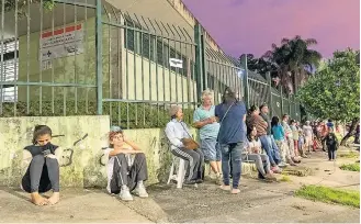  ?? JUCA RODRIGUES/FOTOARENA ?? São Paulo. Vacina padrão causa longas filas; dose fracionada será distribuíd­a em fevereiro