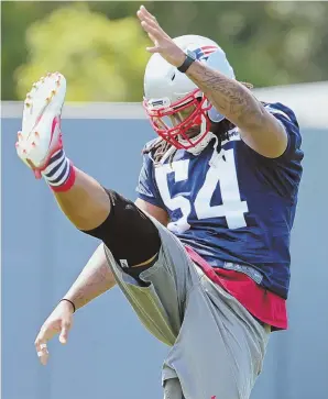  ?? STAFF PHOTO BY JOHN WILCOX ?? A LEG UP: Linebacker Dont’a Hightower, fresh off the physically unable to perform list, stretches before the start of yesterday’s practice in Foxboro.