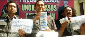  ?? EDI SUDRAJAT/JAWA POS ?? HARUS IZIN: Tim Pidsus Satreskrim Polresta Sidoarjo menunjukka­n barang bukti garam ilegal hasil sitaan dari pelaku.