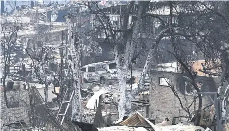  ?? ?? Barrios enteros quedaron devastados tras el paso del fuego, mientras los bomberos combaten otros focos de calor.