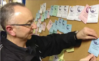  ?? SCOTT TRACEY, NEWS SERVICES ?? Bob Moore, principal of Guelph Community Christian School, adds his pledge against Islamophob­ia during an open house Saturday at the Muslim Society of Guelph mosque on Water Street. The event was organized after hateful graffiti was left on the...