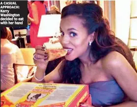  ??  ?? A CASUAL APPROACH: Kerry Washington decided to eat with her hand