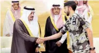  ??  ?? أمير الرياض خلال استقباله المبايعين