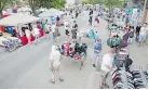  ??  ?? Shoppers visit the range of vendors on Broadway Avenue during the PotashCorp
Fringe Festival on Aug. 1.