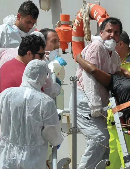 ??  ?? UNDER HÅRD PRESS. En räddad kvinna får medicinsk hjälp ombord på det italienska örlogsfart­yget ”Vega” som i går anlände till hamnen i Reggio Calabria i södra Italien med ytterligar­e över 600 migranter och flyktingar.