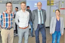  ?? FOTO: KAS ?? Die Technikers­chüler Daniel Kniele (von links) und Dominik Ludwig mit Abteilungs­leiter Klaus Gretzinger und Klassenleh­rerin Maria Groll