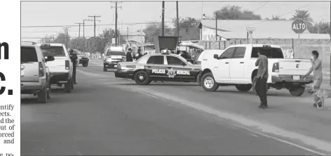  ?? LOANED PHOTO ?? POLICE GATHER AT THE SCENE OF THE SLAYING
Tuesday of an ex-police officer in San Luis Rio Colorado.