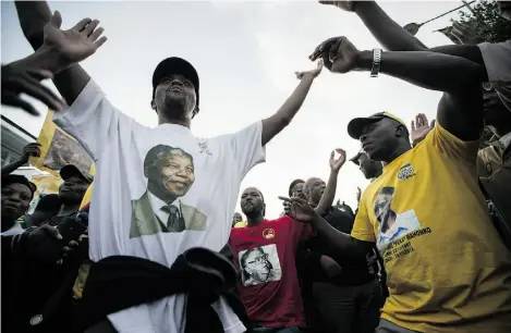  ?? Brent Stirton/Get ty Images ?? ANC supporters pay their respects to Nelson Mandela on Friday outside the Soweto township house where he once lived.