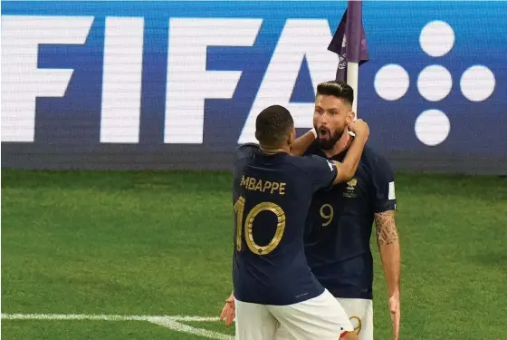  ?? FOTO: LUCA BRUNO/TT-AP ?? ■ Olivier Giroud och Kylian Mbappé sköt Frankrike till kvartsfina­l i fotbolls-VM.