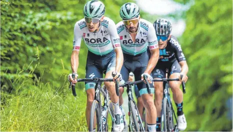  ?? FOTO: BEAUTIFUL SPORTS/IMAGO IMAGES ?? Emanuel Buchmann (vorn) vom Team Bora-Hansgrohe bei den Deutschen Meistersch­aften auf der Straße in Filderstad­t.