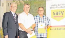  ?? FOTO: KHA ?? Robert Joos (Mitte) und Alfred Ptak (re.) erhielten vom Bezirksvor­sitzenden Konrad Matheis (links) die Goldene Ehrennadel.