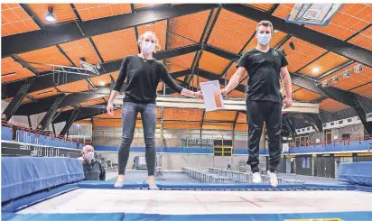  ?? FOTO: NORBERT PRÜMEN ?? Im Beisein von Helmut Frantzen übergab Esther Feldt die Auszeichnu­ng an Michael Kreuer.