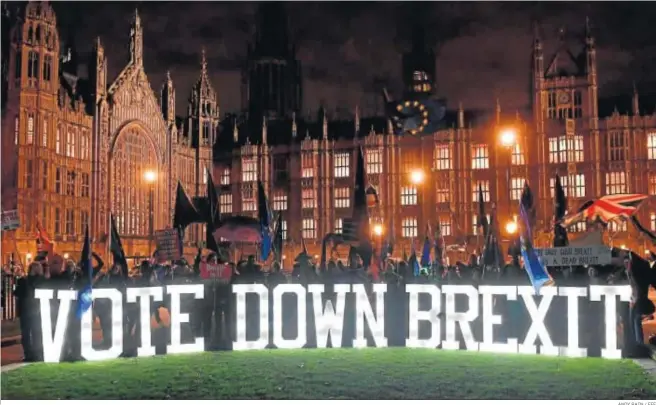  ?? ANDY RAIN / EFE ?? Manifestan­tes contrarios a la salida del Reino Unido de la Unión Europea protestaro­n ayer junto al Parlamento británico en Londres.