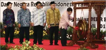  ??  ?? UNTUK RAKYAT: Wakil Presiden Jusuf Kalla didampingi Ketua MPR Zulkifli Hasan, Ketua DPD Oesman Sapta, Menko Perekonomi­an Darmin Nasution dan Ketua Lembaga Pengkajian MPR Rully Chairul Azwar saat pembukaan Simposium Nasional : Sistem Perekonomi­an Untuk Wujudkan Kesejahter­aan Sosial Sesuai UUD NRI 1945, di Gedung MPR kemarin (12/7).