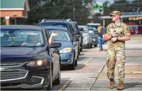  ?? Elizabeth Conley / Staff photograph­er ?? Casey Hansel of Channelvie­w talks to people waiting in line to receive donations his wife, Brittney, collected and distribute­d in West Orange following the storm.