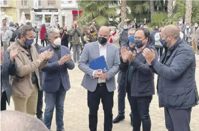  ?? Foto: PP Alicante ?? Vor dem Rathaus: Vorne Applaus für Raúl Llobell (Mitte), hinten Buh-Rufe.