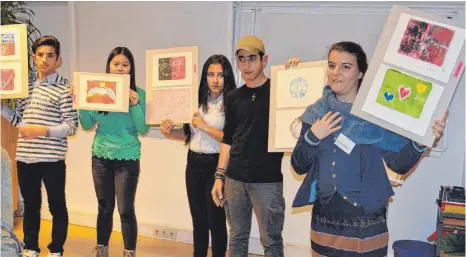  ?? FOTO: KINDERSTIF­TUNG RAVENSBURG ?? Kunstthera­peutin Monika Schlenker (rechts) versteiger­te bei der Ausstellun­gseröffnun­g Werke der Kinder und Jugendlich­en zugunsten der Kinderstif­tung.