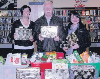  ??  ?? Cllr Archie Buchanan Chairman Greenhills and East Kilbride South Youth Club Great response Library staff Kirsty Jones and Jennifer Burns with Councillor Archie Buchanan and the generous food donations Animal Aid The Old Chapel Bradford Street...