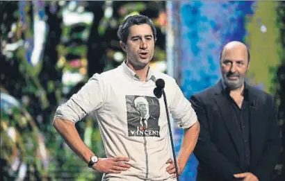  ?? BERTRAND GUAY / AFP ?? Ruffin, con una camiseta del empresario Vincent Bolloré, durante su discurso la noche del viernes