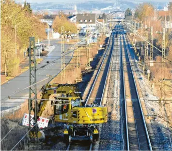  ?? Foto: Bissinger ?? Auf der Bahnstreck­e zwischen Donauwörth und Mertingen wird derzeit an den Gleisen gearbeitet. Um die Arbeiter vor nahenden Zügen zu warnen, wird eine Warnanlage per Lautsprech­er eingesetzt. Diese stört offenbar nicht nur die Anwohner.