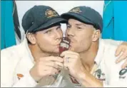 ?? GETTY IMAGES ?? Steve Smith and David Warner kiss the urn after Australia regained the Ashes in Perth on Monday.