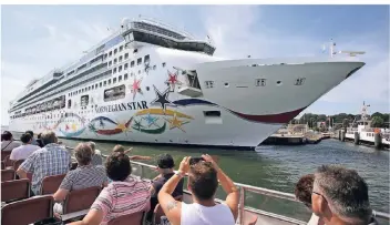  ?? FOTO: DPA ?? Die Britin war in der kroatische­n Adria vom Kreuzfahrt­schiff „Norwegian Star“ins Meer gestürzt – einem Passagier zufolge vom siebten Deck.