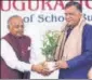  ?? HT PHOTO ?? Chairman of Seth Anandram Jaipuria Group of educationa­l institutio­ns Shishir Jaipuria felicitati­ng UP industry minister Satish Mahana, in Lucknow on Tuesday.