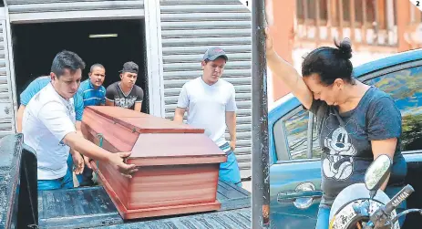  ?? 1 FOTOS: ESTALIN IRÍAS ?? (1) Los familiares retiran de la morgue el cadáver de Karina Gisela Medina. (2) La madre de la estudiante se mostró destrozada.