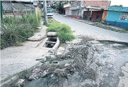  ?? FOTO: DAVID ROMERO ?? Cada vez que llueve en el barrio Perpetuo Socorro hay que retirar las tapaderas de los dos tragantes para evitar inundacion­es.