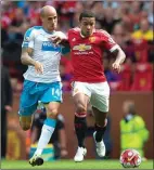  ?? AP PHOTO/JON SUPER ?? BALAS: Penyerang MU Memphis Depay (kanan) dikawal Gabriel Obertan (Newcastle) di Old Trafford (22/8).