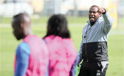  ?? BACKPAGEPI­X ?? START SCORING: Benni McCarthy issues instructio­ns to his players during training at Hartleyval­e yesterday.