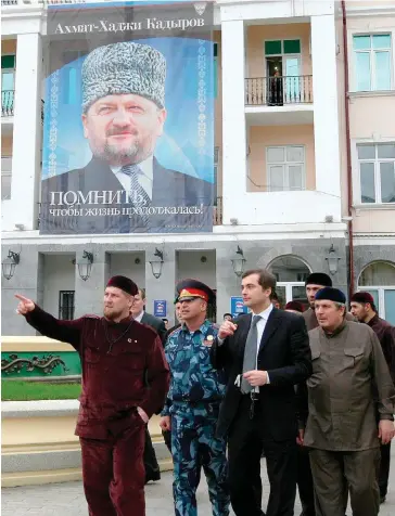  ??  ?? Homme à tout faire. Vladislav Sourkov à Grozny avec Ramzan Kadyrov, le 22 octobre 2010. Trois jours après l’attaque du Parlement tchétchène, le conseiller chargé des conflits gelés s’est rendu en Tchétchéni­e pour signifier son soutien au président prorusse.