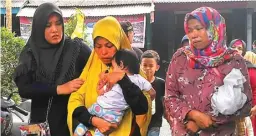  ?? YOGI WAHYU PRIYONO/JAWA POS ?? DALAM PELUKAN: Aisyah, 13 bulan, digendong budenya kemarin (2/8). Dia merupakan satusatuny­a korban selamat yang berada di dalam mobil saat truk menimpa taksi online itu.