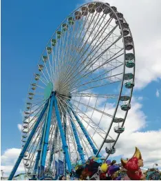  ?? Foto: Denis Dworatsche­k ?? Das weithin sichtbare Wahrzeiche­n der diesjährig­en Nördlinger Mess’, das Riesenrad der Firma Kipp &amp; Sohn. 160 RN Leser sind dort am Samstag zum Weißwurst Früh stück eingeladen.