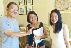  ??  ?? In Dumaguete, Tammy Ho Lai-Ming at right, with SUNWW 2015 director Ricky de Ungria and Marjorie Evasco, both of whom Tammy had first met at a Hong Kong literary fest.