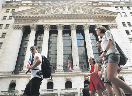  ?? Spencer Platt Getty Images ?? VENTURE CAPITAL investment in the U.S. reached $50 billion last year after falling to $20.3 billion in 2009, and 2015 was looking rosier — until China devalued its currency and the stock market plunged. Above, people walk by the New York Stock Exchange.