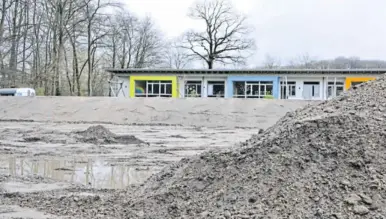  ?? Foto: Frank Jasper ?? Der Erdwall vor dem Kindergart­en ist bereits aufgehäuft worden. Er soll als Sicht- und Lärmschutz dienen.