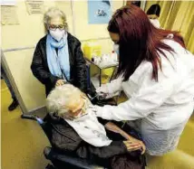  ?? JAIME GALINDO ?? Carmen, de 104 años, es vacunada ante su hija, de 85.