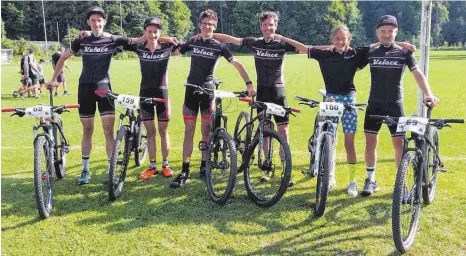  ?? FOTO: PRIVAT ?? Beide Veloce-Speed-Club- Teams aus Leutkirch (von links: Valentin Kegreiß, Tobias Malang, Mario Jordan, Steffen Jung, Leonie Malang und Max Krohmer) überzeugte­n in Blaubeuren.