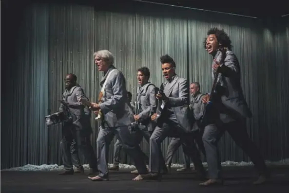  ?? © Bruno Bollaert ?? David Byrne en muzikanten: muziek en choreograf­ie.