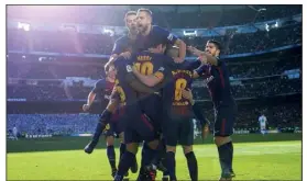  ?? (Photo AFP) ?? Le Barça ivre de joie sur la pelouse du Real Madrid.