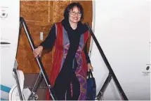  ?? OMAN NEWS / ASSOCIATED PRESS ?? La professeur­e montréalai­se Homa Hoodfar à sa sortie de l’avion, après sa libération.