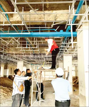  ?? BANTEAY MEANCHEY PROVINCIAL LAND MANAGEMENT DEPARTMENT ?? Banteay Meanchey provincial land management department officials inspect a constructi­on site in Poipet town last year.