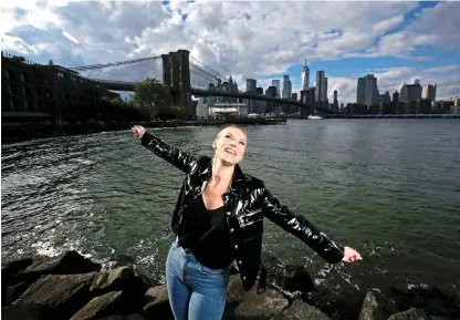  ?? Bild: PONTUS HÖÖK ?? EGEN SHOW. Sanna Nielsen befinner sig i New York för att få inspiratio­n till sin kommande soloshow ”Mitt Sanna jag”. Halmstadso­nen Palle Palmé står för ljusdesign och musikeffek­ter.