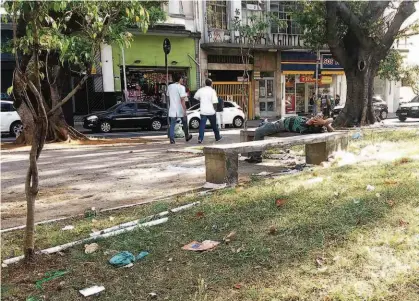  ?? Artur Rodrigues/Folhapress ?? Praça na região central de São Paulo, com acumulo de lixo; número de varrições na capital caiu no primeiro semestre deste ano, com menos toneladas de detritos recolhidas pelas empresas na gestão Doria (PSDB)